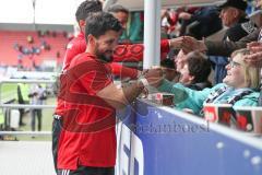 2. BL - Saison 2018/2019 - FC Ingolstadt 04 - Darmstadt 98 - Almog Cohen (#8 FCI) bedankt sich bei den Fans - Foto: Meyer Jürgen