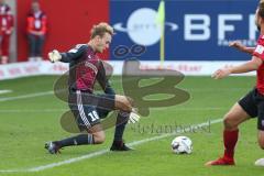 2. BL - Saison 2018/2019 - FC Ingolstadt 04 - SC Paderborn 07 - Marco Knaller Torwart (#16 FCI) konzentriert auf den ankommenden Ball - Foto: Meyer Jürgen