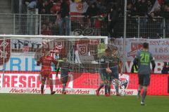 2. Bundesliga - FC Ingolstadt 04 - SSV Jahn Regensburg - Tor 1:2, Torwart Fabijan Buntic (24, FCI) schreit die Mannschaft an, Almog Cohen (8, FCI) Konstantin Kerschbaumer (7, FCI) Benedikt Gimber (5, FCI)