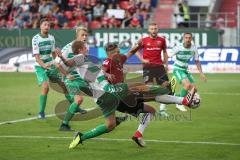 2. Bundesliga, 2. Spieltag, Fußball, FC Ingolstadt 04 - SpVgg Greuther Fürth, Zweikampf Thorsten Röcher (29 FCI) versucht zu schießen links Richárd Magyar (5 Fürth) stört