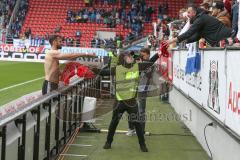 2. BL - Saison 2018/2019 - FC Ingolstadt 04 - Darmstadt 98 - Mergim Mavraj (#15 FCI) schenkt sein Trikot einem Fan - Foto: Meyer Jürgen