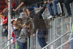 2. Bundesliga - Fußball - FC Ingolstadt 04 - FC St. Pauli - Spiel ist aus 0:1 Niederlage, hängende Köpfe Team bedankt sich bei den Fans, werden beschimpft, Stefan Kutschke (20, FCI) Benedikt Gimber (5, FCI) Marcel Gaus (19, FCI) reden mit den Fans