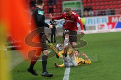 2. Bundesliga - Fußball - FC Ingolstadt 04 - Dynamo Dresden - Sonny Kittel (#10 FCI) und Niklas Kreuzer (#7 Dresden) im Zweikampf