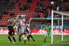 2. Bundesliga - FC Ingolstadt 04 - MSV Duisburg - Benedikt Gimber (5, FCI) köpft über das Tor von Torwart Daniel Mesenhöler (27 Duisburg)