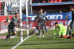 2. Bundesliga - FC Ingolstadt 04 - VfL Bochum - Tor Jubel Sonny Kittel (10, FCI) gegen Torwart Riemann, Manuel (VfL 1) am Boden, 1:0, hinten Thomas Pledl (30, FCI)