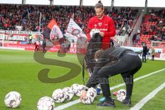 2. BL - Saison 2018/2019 - FC Ingolstadt 04 - Darmstadt 98 - Kotzke Jonathan (#25 FCI) sammelt die Bälle ein - Foto: Meyer Jürgen