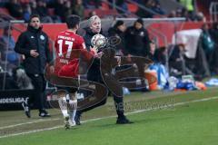 2. Bundesliga - Fußball - FC Ingolstadt 04 - 1. FC Magdeburg - Cheftrainer Jens Keller (FCI) gibt Cenk Sahin (17, FCI) den Ball