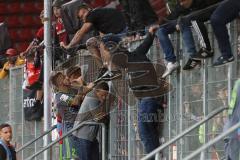 2. Bundesliga - Fußball - FC Ingolstadt 04 - FC St. Pauli - Spiel ist aus 0:1 Niederlage, hängende Köpfe Team bedankt sich bei den Fans, werden beschimpft, Stefan Kutschke (20, FCI) Benedikt Gimber (5, FCI) Marcel Gaus (19, FCI) reden mit den Fans