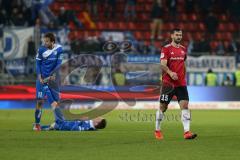 2. Bundesliga - Fußball - FC Ingolstadt 04 - 1. FC Magdeburg - Christian Beck (11 Magdeburg) behandelt Krampf, Mergim Mavraj (15, FCI)