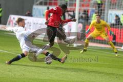 2. BL - Saison 2018/2019 - FC Ingolstadt 04 - DSC Arminia Bielefeld - Osayamen Osawe (#14 FCI) - Philipp Klewin Torwart (#25 Bielefeld) - schuss auf das Tor - Foto: Meyer Jürgen