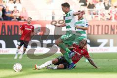 2. Bundesliga, 2. Spieltag, Fußball, FC Ingolstadt 04 - SpVgg Greuther Fürth, Mario Maloca (22 Fürth) rettet Ball Darío Lezcano (11, FCI)
