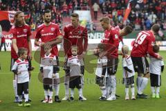 2. Bundesliga - Fußball - FC Ingolstadt 04 - Dynamo Dresden - Bj��rn Paulsen (#4 FCI) Mergim Mavraj (#15 FCI) Phil Neumann (#26 FCI) Konstantin Kerschbaumer (#7 FCI) mit den Einlauf Kids