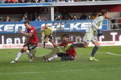 2. Bundesliga - FC Ingolstadt 04 - Hamburger SV - Torwart Pollersbeck, Julian (1 HSV) schneller vor Jonatan Kotzke (25) und Almog Cohen (8, FCI)