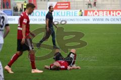 2. Bundesliga - FC Ingolstadt 04 - SC Paderborn 07 - Niederlage 1:2, Spiel ist aus, hängende Köpfe bei Ingolstadt, Konstantin Kerschbaumer (7, FCI) Thomas Pledl (30, FCI) hinten Cheftrainer Alexander Nouri (FCI) geht über den Platz