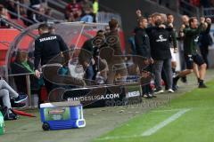 2. Bundesliga - Fußball - FC Ingolstadt 04 - FC St. Pauli - Spiel ist aus, Cheftrainer Stefan Leitl (FCI) geht sofort in die Kabine, rechts feiert jubelt Cheftrainer Markus Kauczinski (Pauli) mit Team