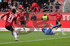 2. Bundesliga - FC Ingolstadt 04 - SV Darmstadt 98 - rechts Flanke Sonny Kittel (10, FCI) am Boden Herrmann, Patrick (Darmstadt 37) Paulo Otavio (6, FCI) Darío Lezcano (11, FCI)