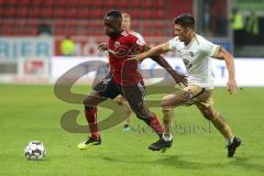 2. Bundesliga - Fußball - FC Ingolstadt 04 - FC Erzgebirge Aue - Osayamen Osawe (14, FCI) Dennis Kempe (Aue 15)