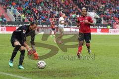 2. Bundesliga - Fußball - FC Ingolstadt 04 - FC Erzgebirge Aue - Darío Lezcano (11, FCI) kommt zu spät, Torwart Haas Daniel (Aue 34)