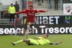 2. Bundesliga - Relegation - FC Ingolstadt 04 - SV Wehen Wiesbaden 2:3 - Phil Neumann (26, FCI) gegen Manuel Schäffler (9 SVW)