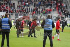 2. Bundesliga - Fußball - FC Ingolstadt 04 - SV Wehen Wiesbaden - Entäuschte Gesichter nach der Niederlage - Almog Cohen (8, FCI)  - Cheftrainer Tomas Oral (FCI)   -