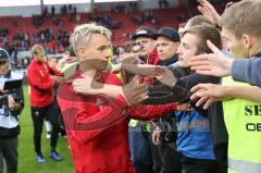 2. Bundesliga - Fußball - FC Ingolstadt 04 - SV Wehen Wiesbaden - Thomas Pledl (30, FCI)  bedankt sich bei den Fans -