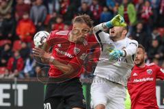 2. Bundesliga - Fußball - FC Ingolstadt 04 - SV Wehen Wiesbaden - Stefan Kutschke (20, FCI)  beim Kopfball - Torwart Markus Kolke (1 SVW)  -