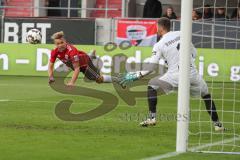 2. Bundesliga - Fußball - FC Ingolstadt 04 - SV Wehen Wiesbaden - Thomas Pledl (30, FCI)  Torwart Markus Kolke (1 SVW)  -