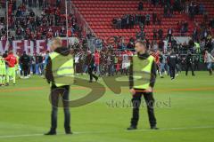 2. Bundesliga - Fußball - FC Ingolstadt 04 - SV Wehen Wiesbaden - Die Spieler des SV Wehen stürmen auf das Spielfeld -