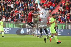 2. Bundesliga - Fußball - FC Ingolstadt 04 - SV Wehen Wiesbaden - Darío Lezcano (11, FCI)  - Torwart Markus Kolke (1 SVW)  -