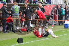 2. Bundesliga - Relegation - FC Ingolstadt 04 - SV Wehen Wiesbaden 2:3 - Niederlage enttäuscht, abgestiegen 3. Liga, Christian Träsch (28, FCI) hilft Sonny Kittel (10, FCI), hinten Sportdirektor Thomas Linke (FCI) Co-Trainer Michael Henke (FCI)