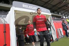 2. Bundesliga - Fußball - FC Ingolstadt 04 - SV Wehen Wiesbaden - Torwart Philipp Tschauner (41, FCI) betritt das Spielfeld zum warm machen -