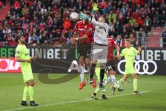 2. Bundesliga - Fußball - FC Ingolstadt 04 - SV Wehen Wiesbaden - Stefan Kutschke (20, FCI)  beim Kopfball - Torwart Markus Kolke (1 SVW)  -