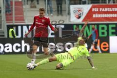 2. Bundesliga - Relegation - FC Ingolstadt 04 - SV Wehen Wiesbaden 2:3 - Phil Neumann (26, FCI) gegen Manuel Schäffler (9 SVW)