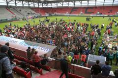 2. Bundesliga - Fußball - FC Ingolstadt 04 - SV Wehen Wiesbaden - Spieler und Fans von SV Wehen auf dem Spielfeld - jubel -