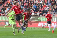 2. Bundesliga - Fußball - FC Ingolstadt 04 - SV Wehen Wiesbaden - Björn Paulsen (4, FCI)  mit einem Kopfball, Darío Lezcano (11, FCI)