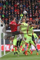 2. Bundesliga - Fußball - FC Ingolstadt 04 - SV Wehen Wiesbaden - Phil Neumann (26, FCI)  - Torwart Markus Kolke (1 SVW)  wert den Ball ab -