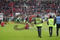 2. Bundesliga - Fußball - FC Ingolstadt 04 - SV Wehen Wiesbaden - Entäuschte Gesichter nach der Niederlage - Cenk Sahin (17, FCI)  - Mergim Mavraj (15, FCI)  - Phil Neumann (26, FCI)  -