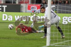 2. Bundesliga - Fußball - FC Ingolstadt 04 - SV Wehen Wiesbaden - Thomas Pledl (30, FCI)  Torwart Markus Kolke (1 SVW)  -
