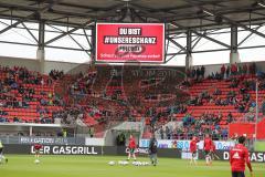 2. Bundesliga - Fußball - FC Ingolstadt 04 - SV Wehen Wiesbaden - Fans - Das Stadion füllt sich - Die Spieler beim warm machen -