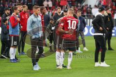 2. Bundesliga - Fußball - FC Ingolstadt 04 - SV Wehen Wiesbaden - Sonny Kittel (10, FCI)  tröstet Fatih Kaya (36, FCI)  - enttäuschung - traurig -