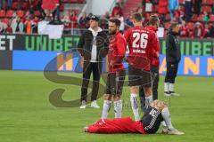 2. Bundesliga - Relegation - FC Ingolstadt 04 - SV Wehen Wiesbaden 2:3 - Niederlage enttäuscht, abgestiegen 3. Liga, Ratlosigkeit, Thomas Pledl (30, FCI) am Boden, Christian Träsch (28, FCI) Phil Neumann (26, FCI)