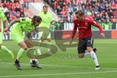 2. Bundesliga - Fußball - FC Ingolstadt 04 - SV Wehen Wiesbaden - Konstantin Kerschbaumer (7, FCI)  - Moritz Kuhn (20 SVW)