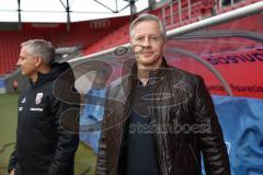 2. Bundesliga - Fußball - FC Ingolstadt 04 - Vorstellung neuer Trainer, Jens Keller, Cheftrainer Jens Keller (FCI) im Stadion Begehung mit Geschäftsführer Harald Gärtner (FCI)