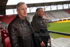 2. Bundesliga - Fußball - FC Ingolstadt 04 - Vorstellung neuer Trainer, Jens Keller, Cheftrainer Jens Keller (FCI) im Stadion Begehung mit Geschäftsführer Harald Gärtner (FCI)