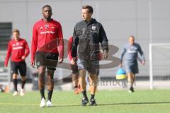 2. Bundesliga - Fußball - FC Ingolstadt 04 - Training mit neuem Trainer Vorstellung Alexander Nouri (FCI) - Osayamen Osawe (14, FCI) und Fabian Gerber gehen zum Trainingsplatz