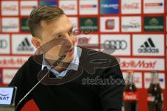 2. Bundesliga - Fußball - FC Ingolstadt 04 - Vorstellung neuer Trainer, Jens Keller, Pressesprecher Oliver Samwald (FCI) übergibt das Wort an Cheftrainer Jens Keller (FCI) Pressekonferenz