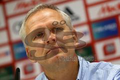 2. Bundesliga - Fußball - FC Ingolstadt 04 - Vorstellung neuer Trainer, Jens Keller, Geschäftsführer Harald Gärtner (FCI) Pressekonferenz