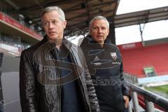 2. Bundesliga - Fußball - FC Ingolstadt 04 - Vorstellung neuer Trainer, Jens Keller, Cheftrainer Jens Keller (FCI) im Stadion Begehung mit Geschäftsführer Harald Gärtner (FCI)