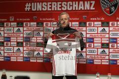 2. Bundesliga - Fußball - FC Ingolstadt 04 - Pressekonferenz vor dem Spiel, Vorstellung Sondertrikot gegen Rassismus mit Cheftrainer Jens Keller (FCI)