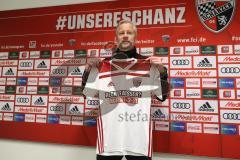 2. Bundesliga - Fußball - FC Ingolstadt 04 - Pressekonferenz vor dem Spiel, Vorstellung Sondertrikot gegen Rassismus mit Cheftrainer Jens Keller (FCI)